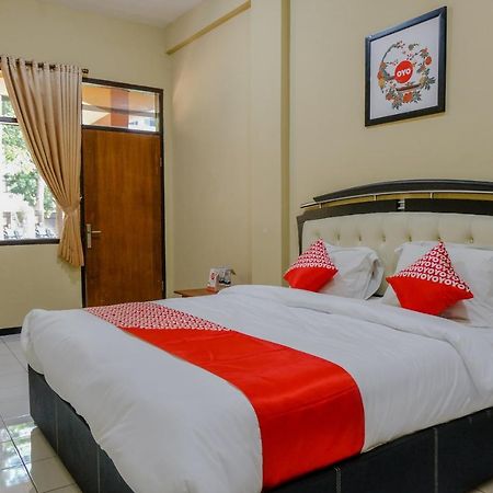 Oyo 1342 Uniga Malang Family Residence Exterior photo