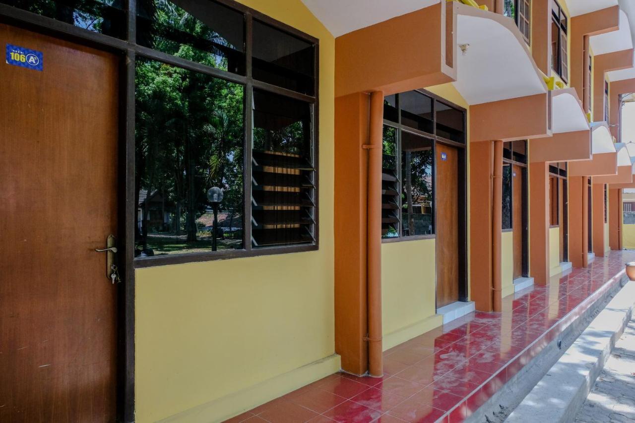 Oyo 1342 Uniga Malang Family Residence Exterior photo