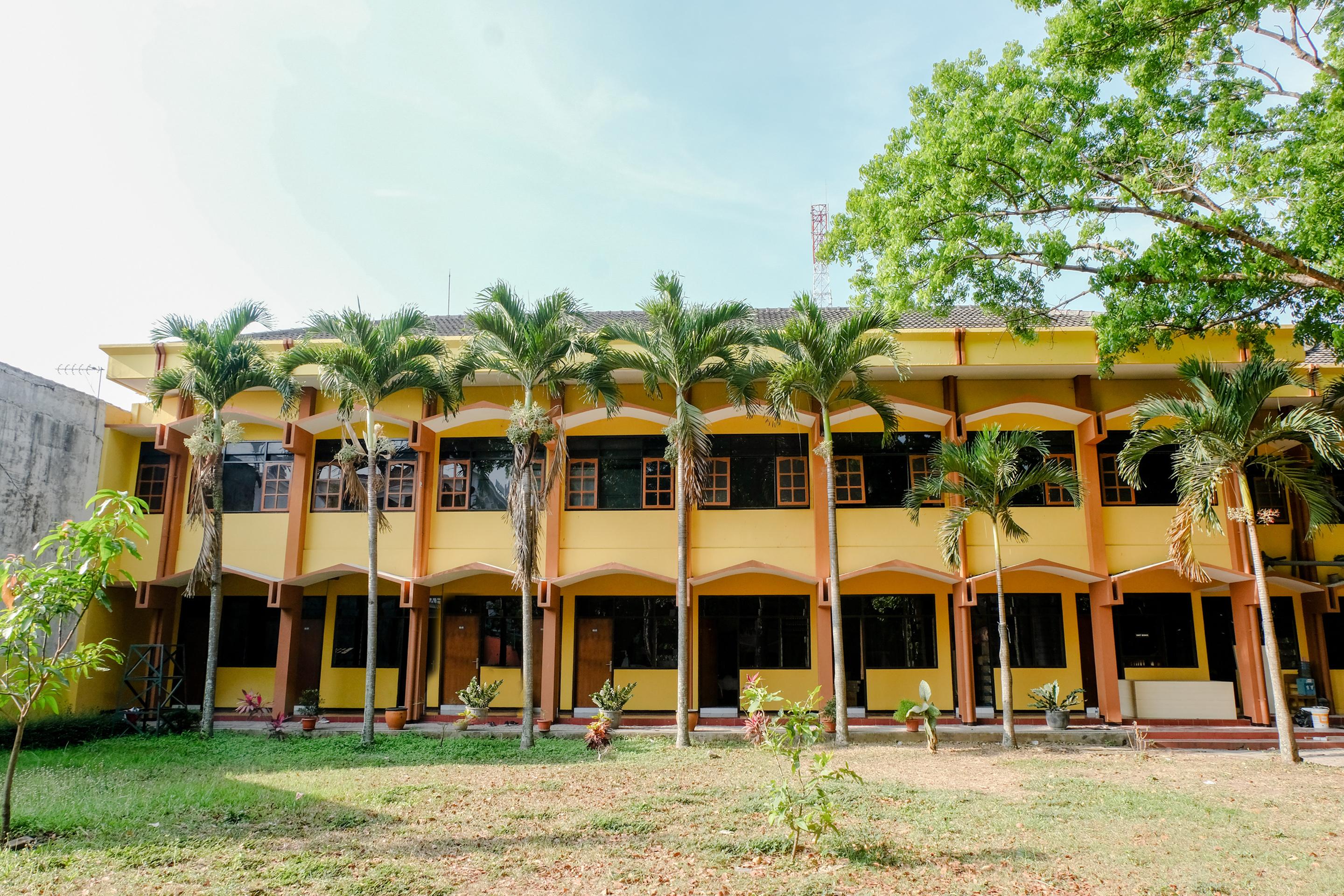 Oyo 1342 Uniga Malang Family Residence Exterior photo