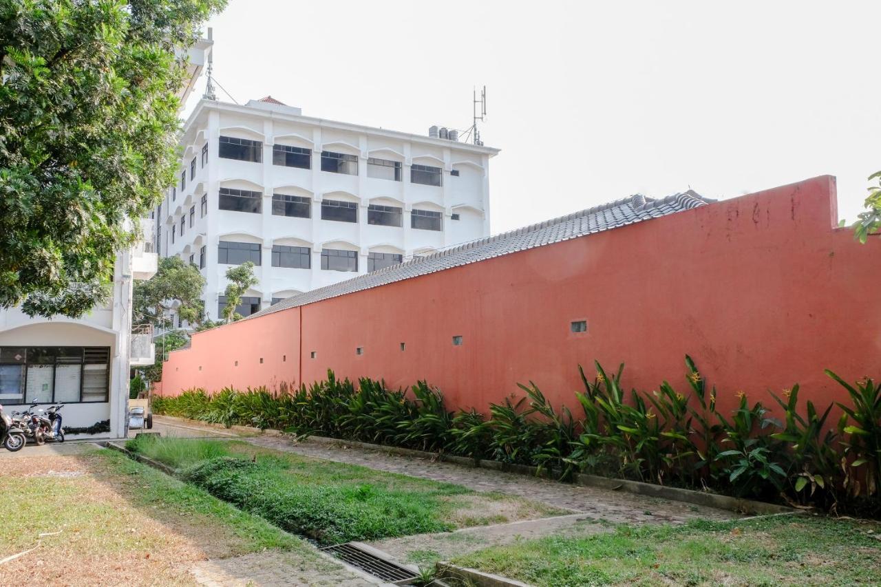 Oyo 1342 Uniga Malang Family Residence Exterior photo