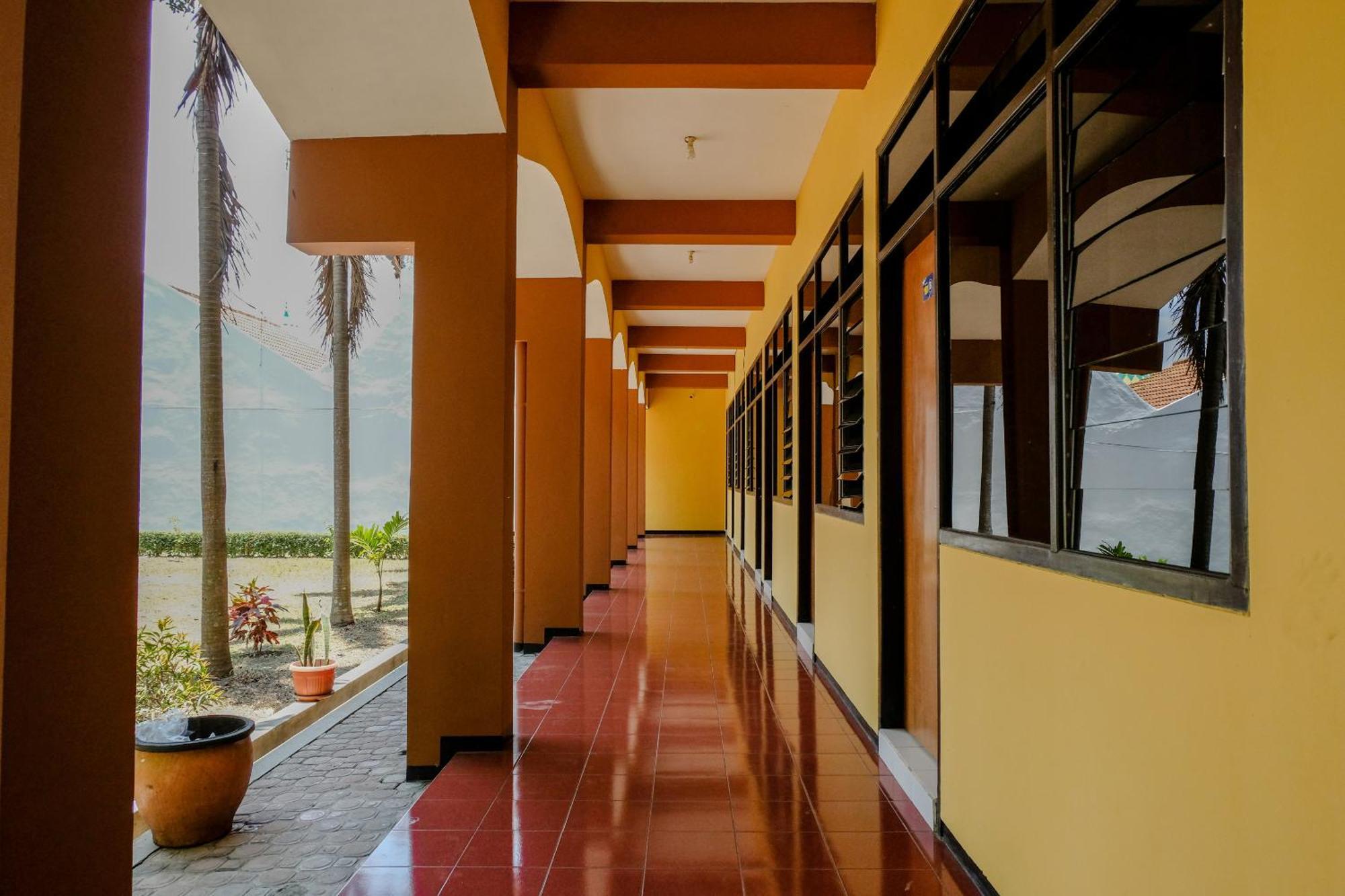 Oyo 1342 Uniga Malang Family Residence Exterior photo