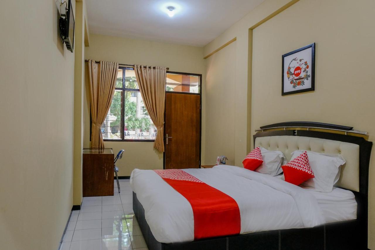 Oyo 1342 Uniga Malang Family Residence Exterior photo