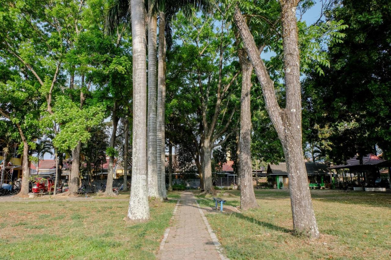 Oyo 1342 Uniga Malang Family Residence Exterior photo